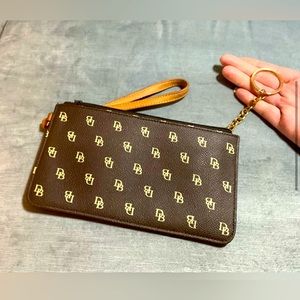 EUC DOONEY AND BOURKE Wristlet Zip Clutch Black Signature Wallet Bag Pur…